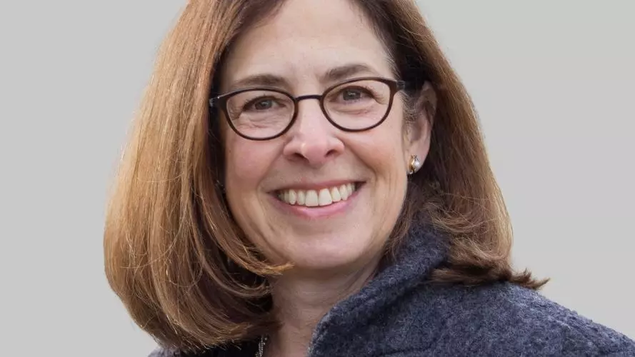 linda goldberg 0236 cropped retouched gray background